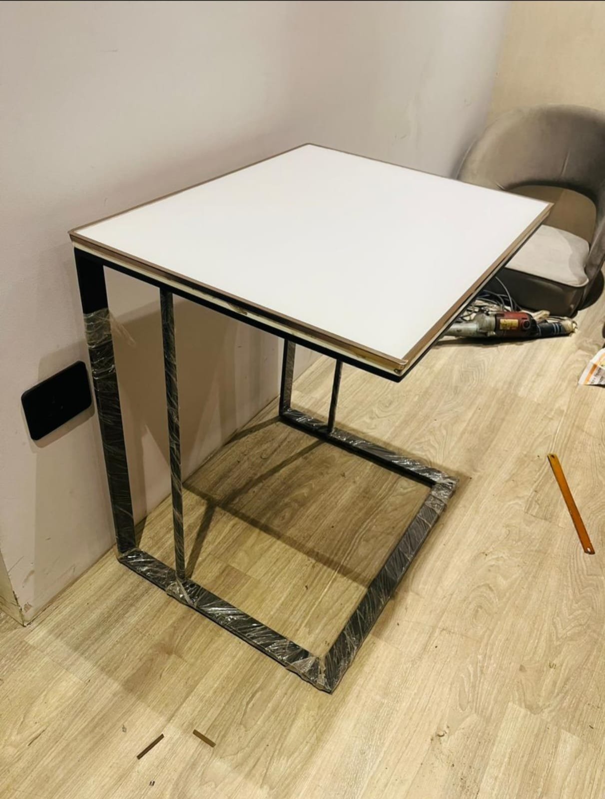 Modern Metal Frame Office Table for Commercial Spaces
