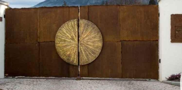 Rustic Design Metal Gate for Premium Home Entrances